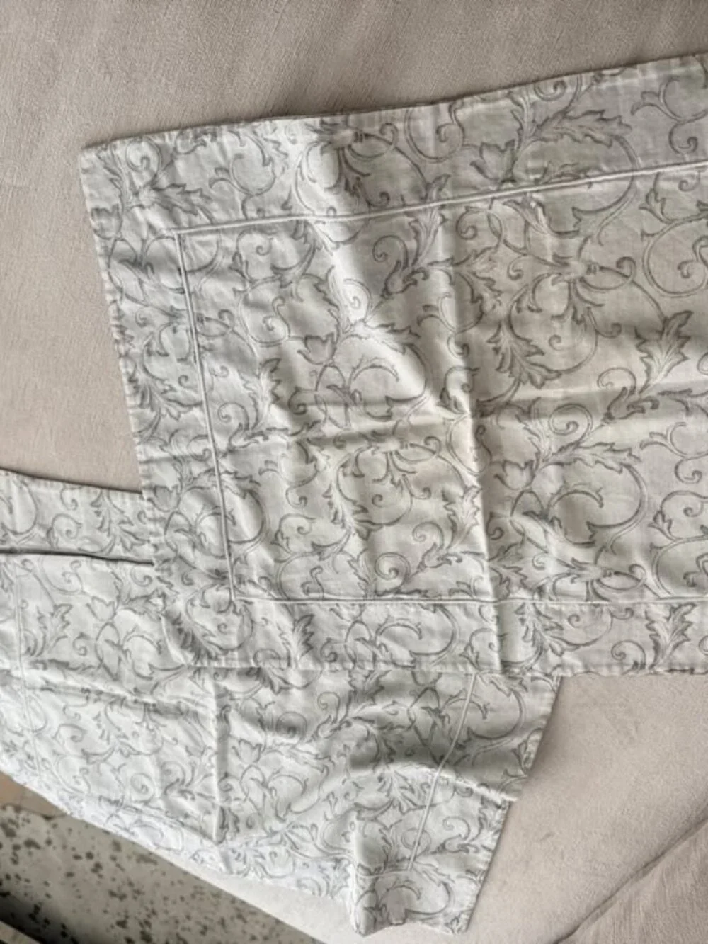 Yves Delorme Gaura Grey F/Q Reversible Duvet Cover Set. $700